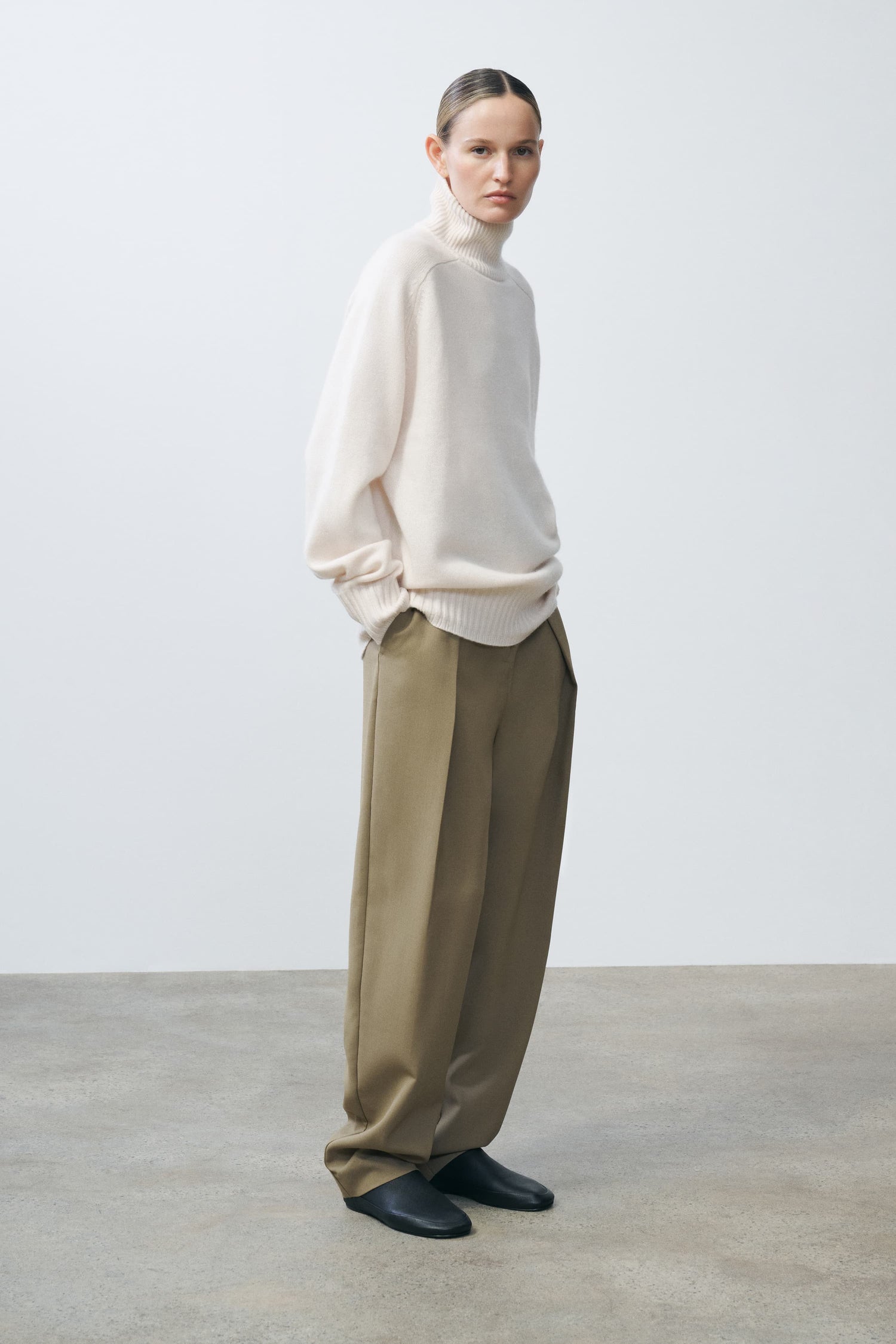 Fayy Cashmere Turtleneck Sweater Front